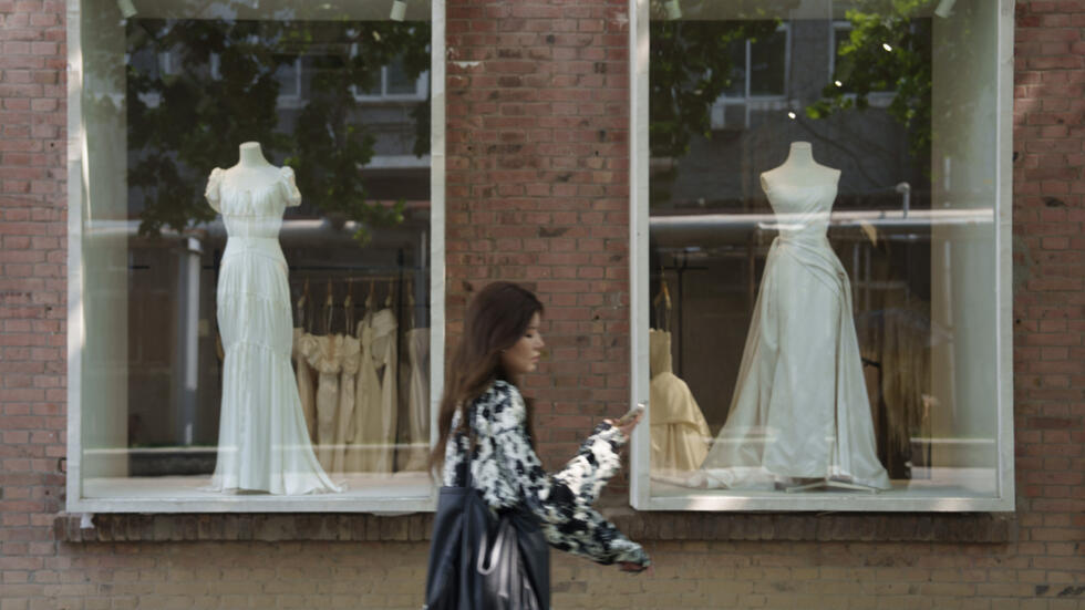 Vestidos de novia expuestos en el distrito artístico 798 de Pekín, China, el 6 de julio de 2024. 