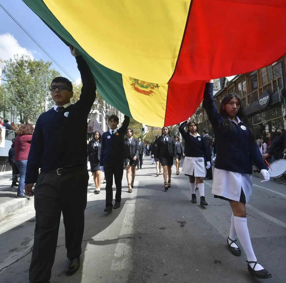 Estudiantes desfilan con la bandera nacional (referencial). Foto: Visión 360