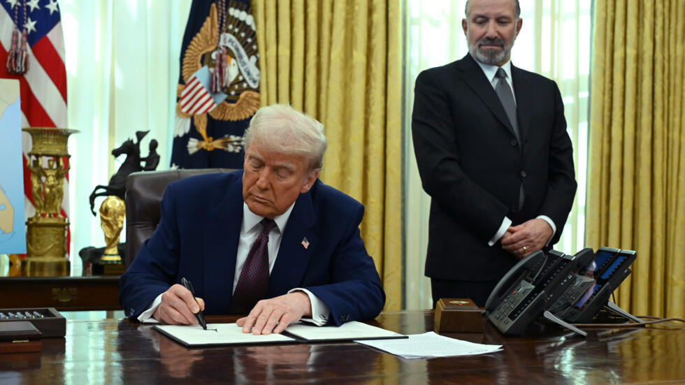 El presidente de EEUU, Donald Trump, firma la orden ejecutiva sobre los aranceles recíprocos, el 13 de febrero de 2025 en el Despacho Oval de la Casa Blanca, en Washington