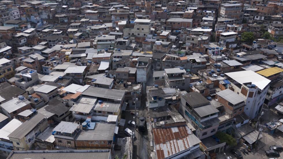 (ARCHIVO) Vista aérea de la favela Complexo do Alemao, en Rio de Janeiro, el 24 de enero de 2025.