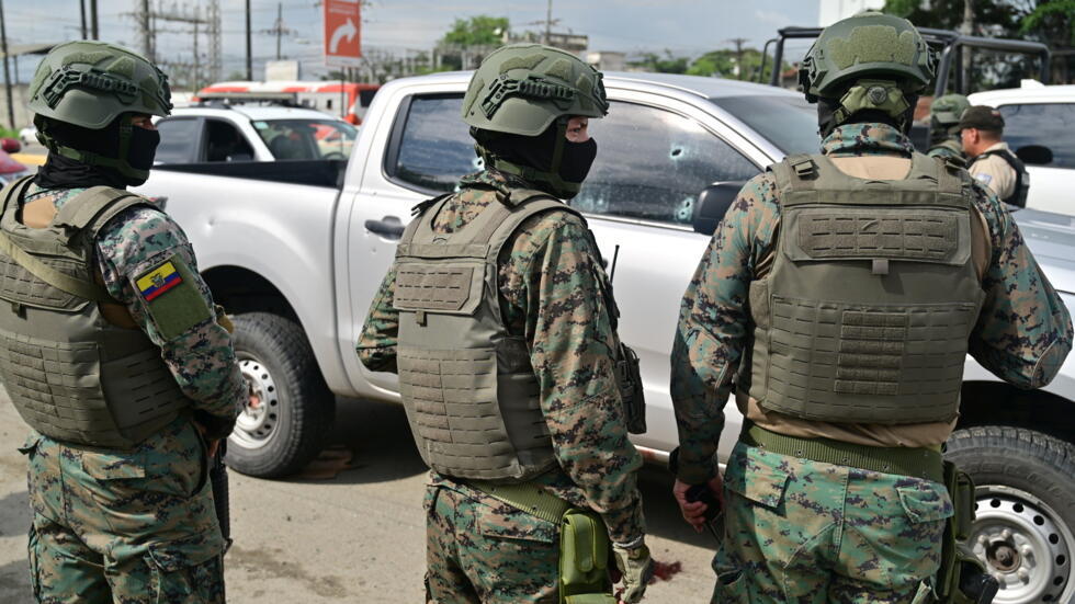 Unos militares rodean el vehículo en el que viajaba el asesinado coronel Porfirio Cedeño, en Guayaquil, el 14 de febrero de 2025