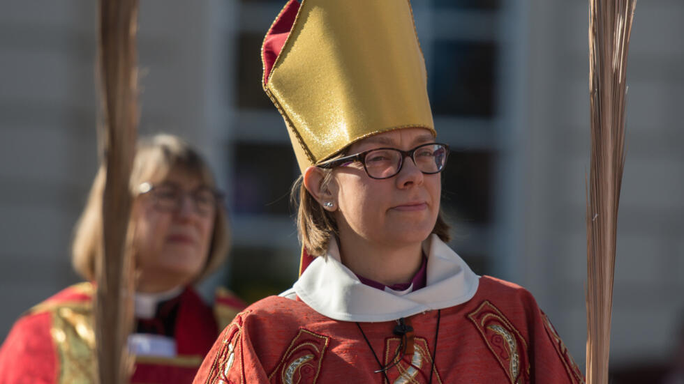 La obispa Helen-Ann Hartley participa en una procesión de Semana Santa el 25 de marzo de 2018 en Ripon, Inglaterra