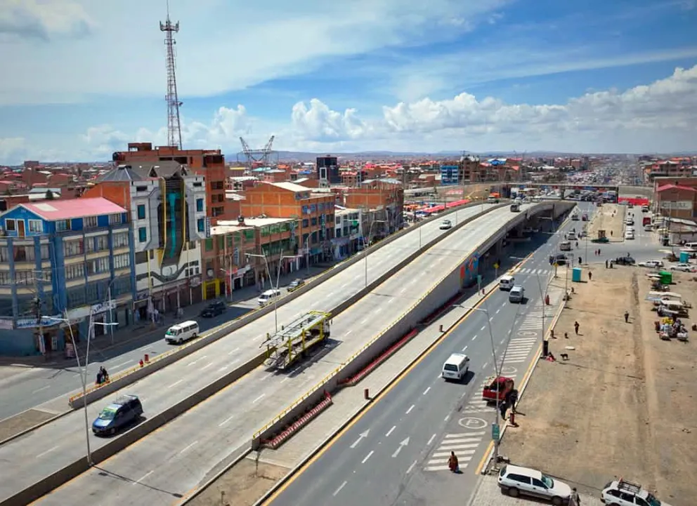 El puente a desnivel de la extranca de Senkata, en el Distrito 8 de El Alto, una de las obras entregadas por el municipio en 2024. Foto: GAMEA.