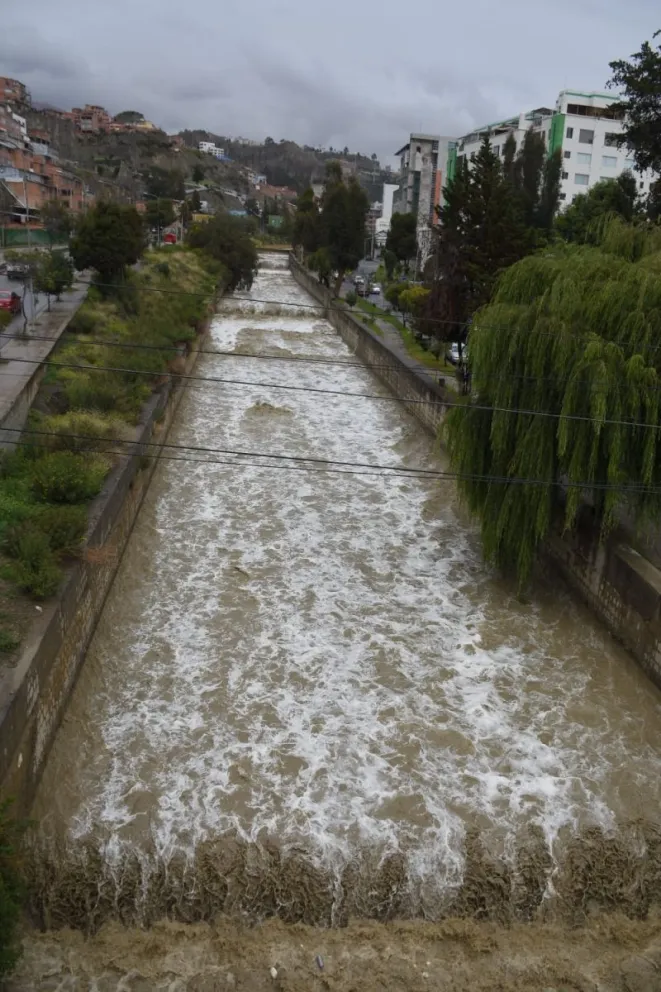 Las 11 horas de lluvias continuas en La Paz generaron la crecida de ríos. Fotos: GAMLP