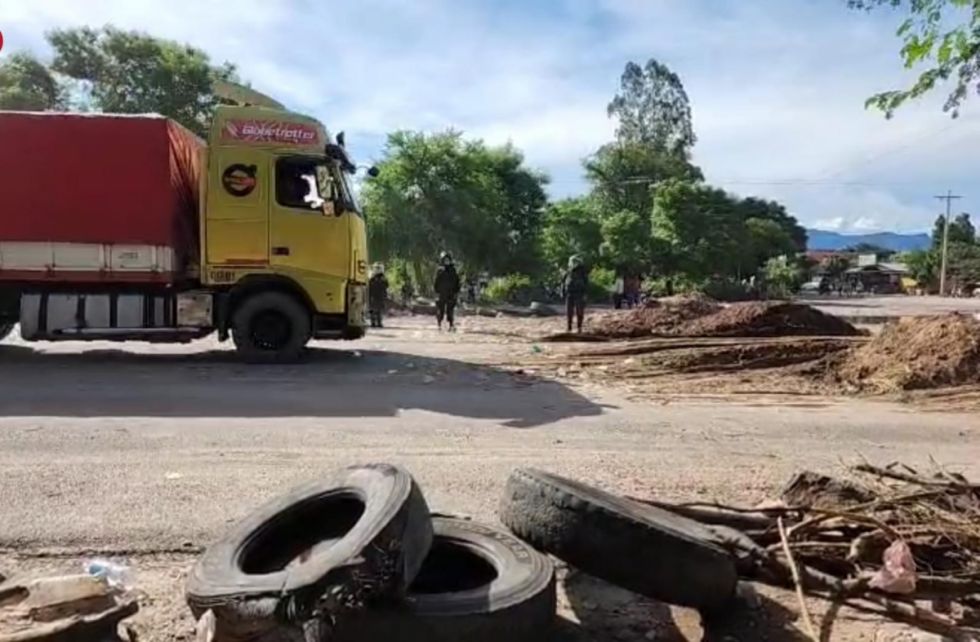 Yacuiba: Policía despeja la Ruta 9, más de un centenar de vehículos empezaron a transitar (VIDEO)