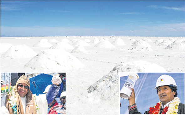 Evo Morales(2006-2019) y el actual presidente Luis Arce, muestran el carbonato de litio, extraído de las salmueras del Salar de Uyuni