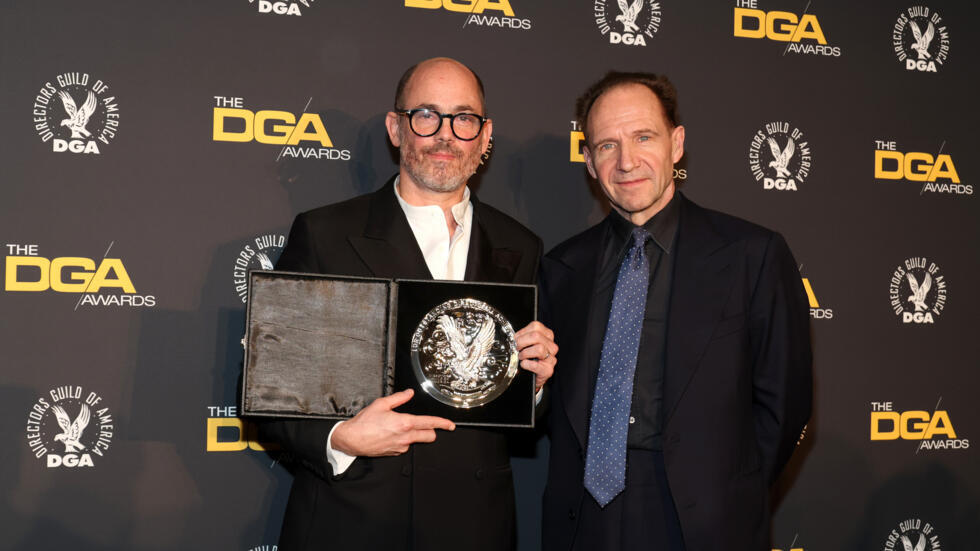 Edward Berger y Ralph Fiennes, director y protagonista de "Cónclave", en la 77ª edición de los premios anuales del Sindicato de Directores de Estados Unidos, el 8 de febrero de 2025 en Beverly Hills, California