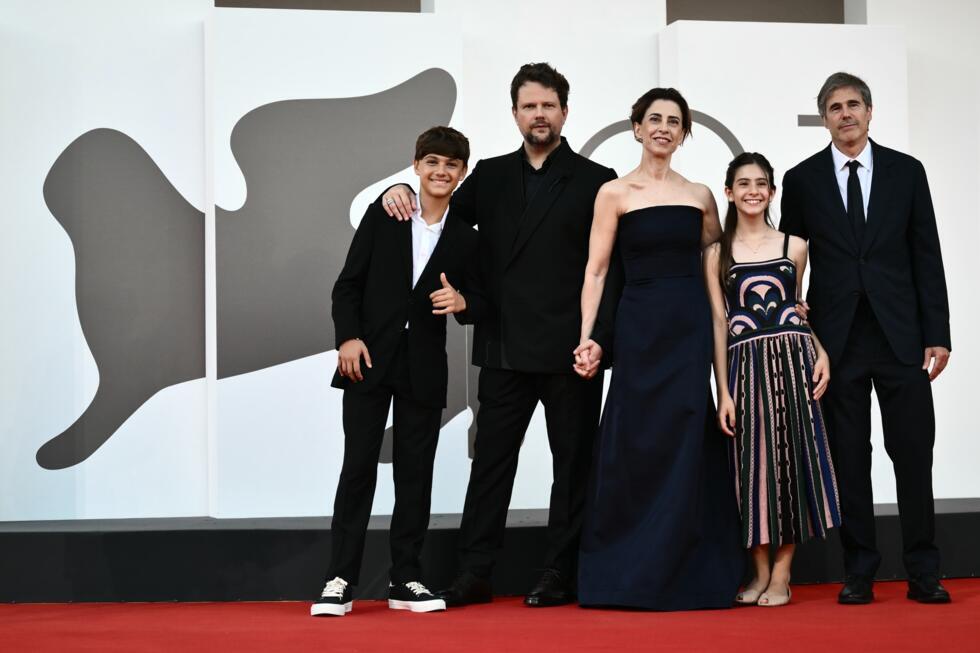 El actor brasileño Selton Mello, la actriz brasileña Fernanda Torres y el director Walter Salles, de izquierda a derecha, durante la presentación de "Ainda estou aqui" en el Festival Internacional de Cine de Venecia, el 1 de septiembre de 2024.