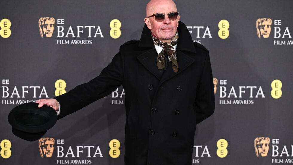 El director francés Jacques Audiard posa en la alfombra roja a su llegada a los Premios BAFTA, antes de ganar el galardón de mejor película de habla no inglesa, en el Royal Festival Hall, en Londres, el 16 de febrero de 2025.