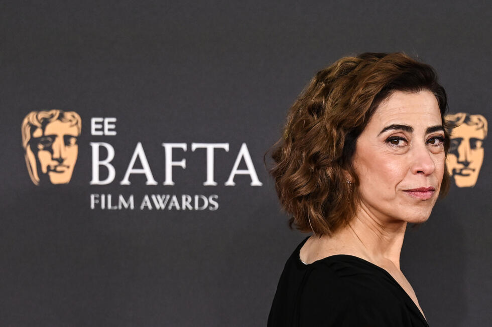 La actriz brasileña Fernanda Torres posa en la alfombra roja a su llegada a los Premios BAFTA, donde la pelicula "Ainda estou aquí" (Aún estoy aqui) fue derrotada por la franco-belga "Emilia Pérez" en la categoría de mejor película de habla no inglesa, en el Royal Festival Hall, en Londres, el 16 de febrero de 2025.