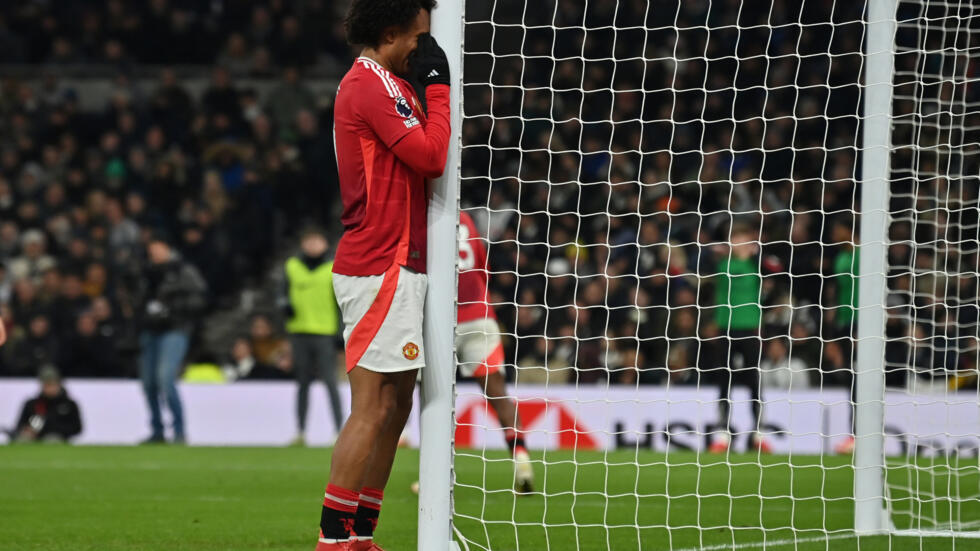 El atacante neerlandés del Manchester United Joshua Zirkzee reacciona tras fallar una ocasión en partido de Premier League contra el Tottenham, el 16 de febrero de 2025