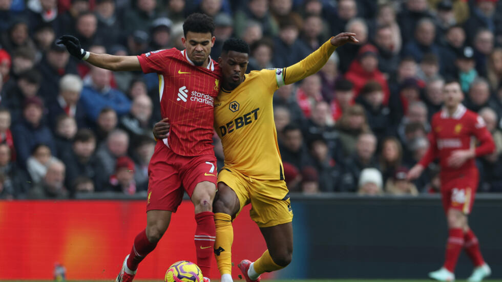 El jugador colombiano del Liverpool Luis Díaz avanza en un partido contra el Wolverhampton, en Anfield el 16 de febrero de 2025