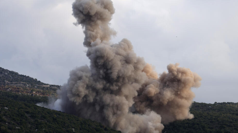 Una explosión en el pueblo libanés de Kfar Hamam durante una operación del ejército israelí el 16 de febrero de 2024