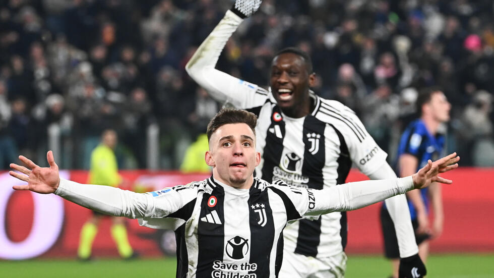 El atacante portugués de la Juventus Francisco Conceicao celebra su gol en la victoria 1-0 contra el Inter de Milán de la 25ª jornada de Serie A, el 16 de febrero de 2025 en Turín