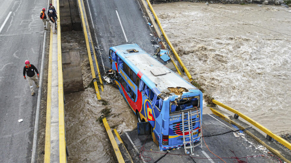 El autobús de pasajeros caído a un río como consecuencia del derrumbe de un puente en Chancay, al norte de Lima, el 14 de febrero de 2025