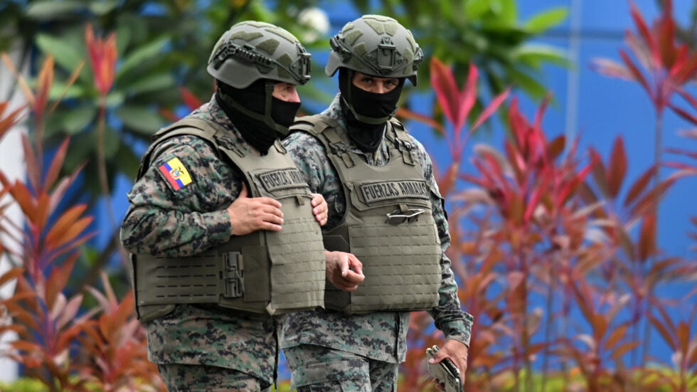 Fotografía de archivo de militares resguardando la morgue de Guayaquil, Ecuador, el 14 de febrero de 2025.