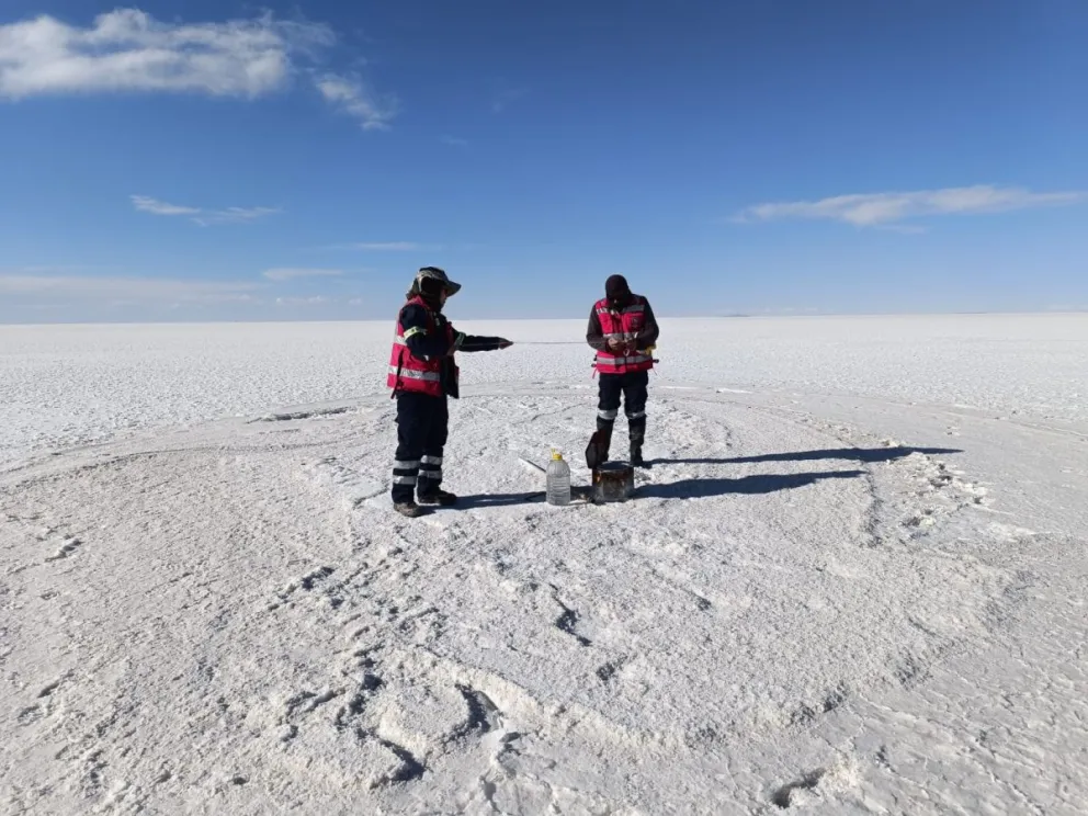 Dos técnicos realizan trabajos en el salar, en Potosí. FOTO: YLB