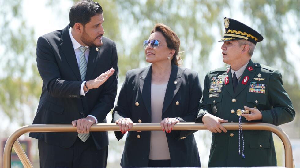 En esta foto cedida por la Presidencia de Honduras, el ministro de Defensa, José Manuel Zelaya, la mandataria Xiomara Castro y el Jefe del Estado Mayor Conjunto de las Fuerzas Armadas, general Roosevelt Hernández, pasan revista a las tropas durante una ceremonia de ascenso de oficiales de las Fuerzas Armadas en Tegucigalpa, el 13 de marzo de 2024