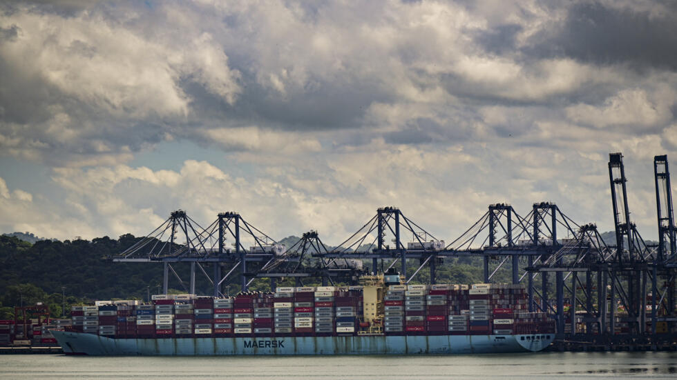 Uns grúas cargan contenedores en un buque en el puerto de Balboa, en Ciudad de Panamá, el 17 de junio de 2024