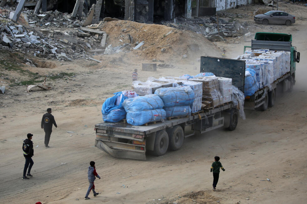 Un camión cargado con ayuda humanitaria circula por Rafah, en el sur de la Franja de Gaza, tras haber cruzado por el paso de Kerem Shalom el 18 de febrero de 2025