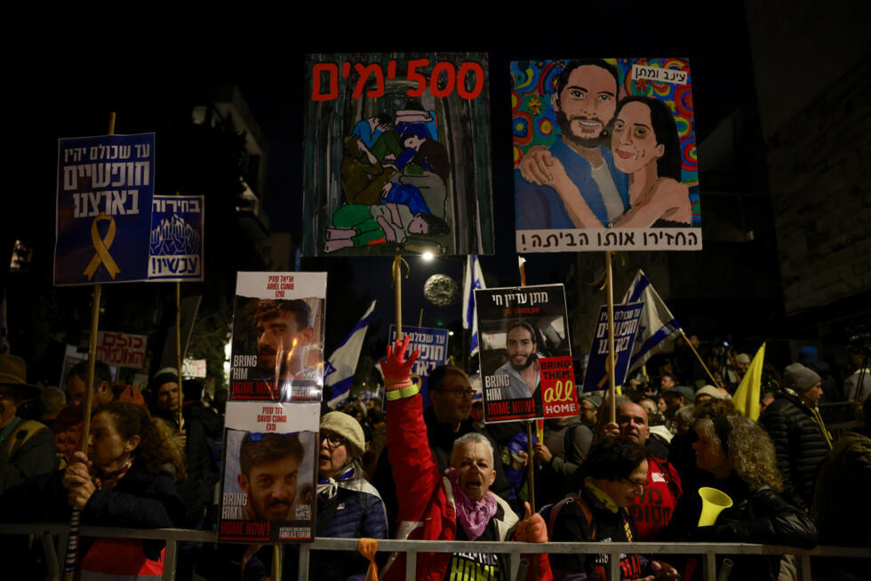 Familiares de rehenes israelíes retenidos en la Franja de Gaza se manifiestan en Jerusalén para exigir al gobierno que garantice su regreso, el 17 de febrero de 2025