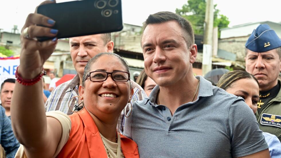 El presidente ecuatoriano, Daniel Noboa, se fotografía con una partidaria en la Feria de Servicios del Nuevo Ecuador, en Guayaquil, el 17 de febrero de 2025