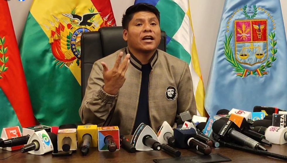 El senador 'evista' Leonardo Loza, este martes, en declaraciones a la prensa. 