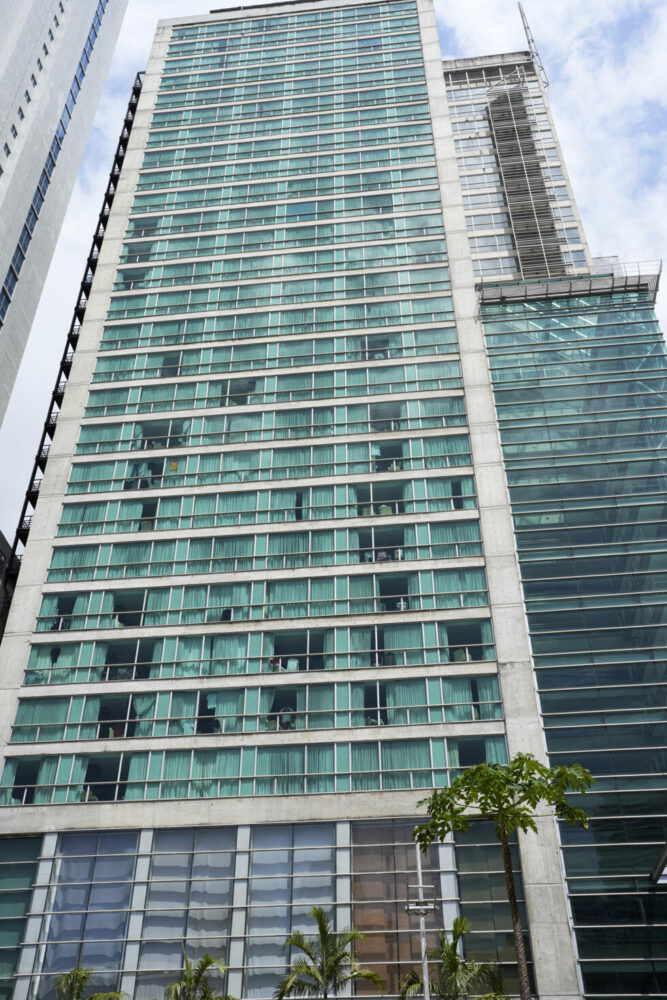 Vista del hotel Decápolis, donde permanecen temporalmente los migrantes deportados desde Estados Unidos, en la Ciudad de Panamá, el 18 de febrero de 2025.