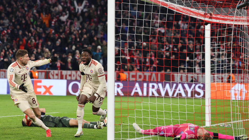 El defensor canadiense del Bayern de Múnich Alphonso Davies celebra el gol del empate en el play-off de Champions League contra el Celtic. En el Allianz Arena de Múnich, el 18 de febrero de 2025