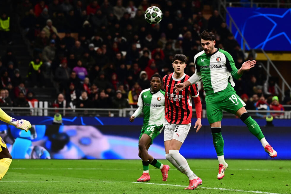 El delantero argentino del Feyenoord Julián Carranza marca el primer gol de su equipo durante el play-off de la Champions League contra el AC Milan. En el estadio de San Siro, en Milán, el 18 de febrero de 2025