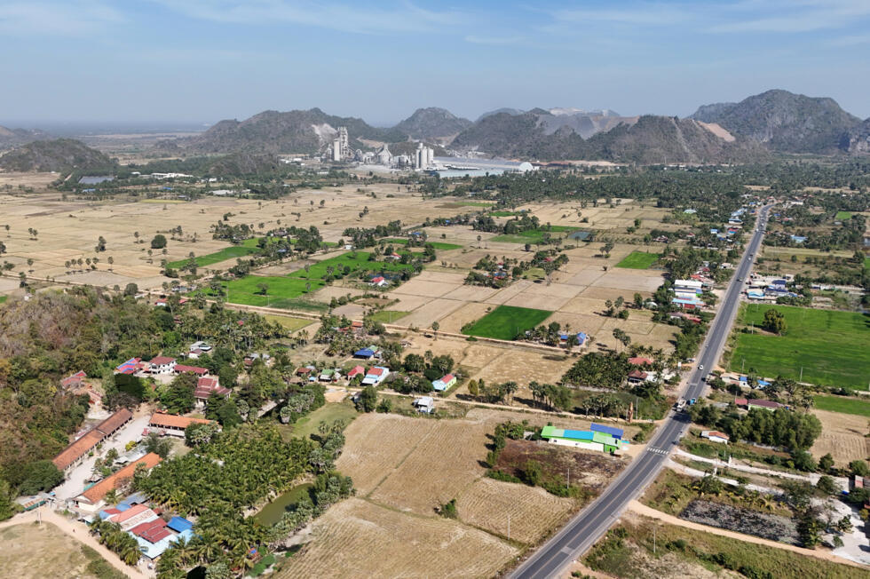 Una localidad cercana a la fábrica de cemento Chip Mong Insee, en la provincia camboyana de Kampot, en una imagen del 10 de enero de 2025