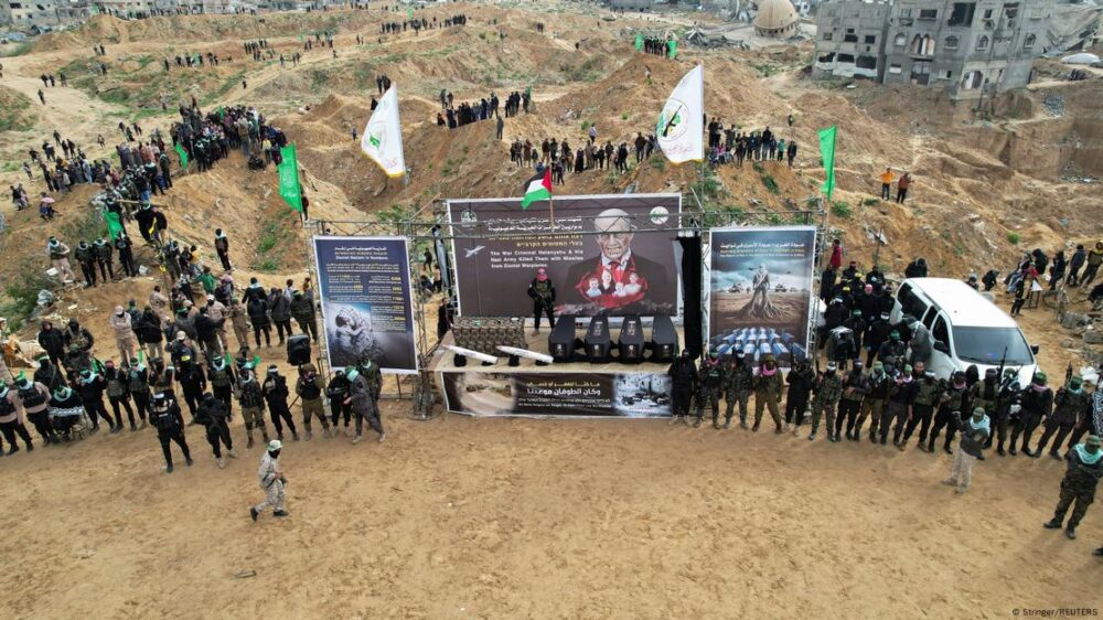 Gaza | Jan Yunis | Hamás exhibió los ataúdes sobre un escenario antes de entregarlos a la Cruz Roja.