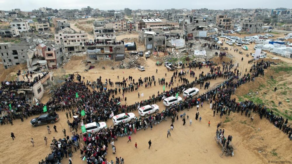 Vista aérea de la explanada a la que cientos de gazatíes acudieron a ver la entrega de los ataúdes de rehenes israelíes sin vida a la Cruz Roja en Jan Yunis.