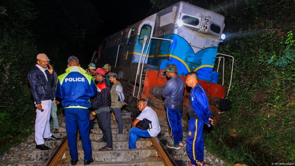 Sri Lanka, Habarana, 2025 | Policía y otras personas junto a un tren desacarrilado antes del amanecer.