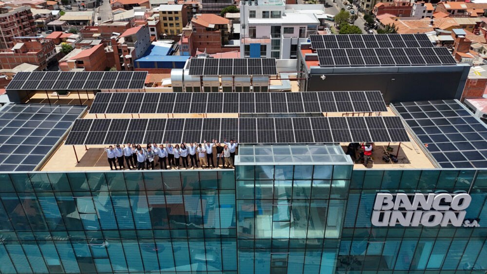 Banco Unión instala 168 paneles solares en sus edificios de La Paz y Sucre y genera energía limpia 