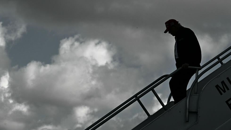 El presidente de Estados Unidos, Donald Trump, desciende de su avión Air Force One, el 19 de febrero de 2025 en el aeropuerto internacional de Miami