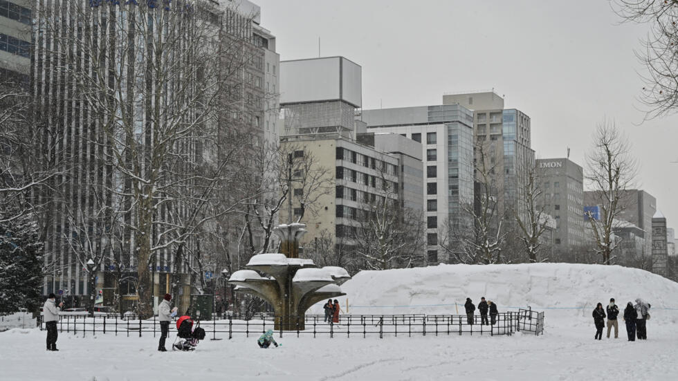 La nieve cubre el parque Odori, en Sapporo, en la prefectura japonesa de Hokkaido, el 18 de febrero de 2025