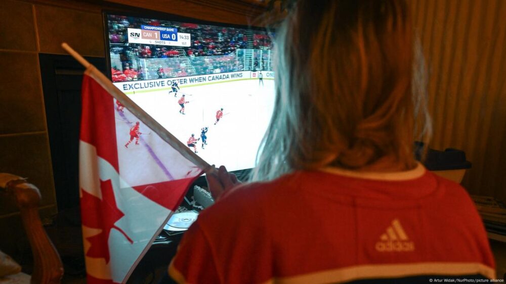 Una aficionada observa el enfrentamiento entre Canadá y Estados Unidos en la final del Torneo de las Cuatro Naciones de 2025, en Edmonton, Alberta, Canadá, el 20 de febrero de 2025.