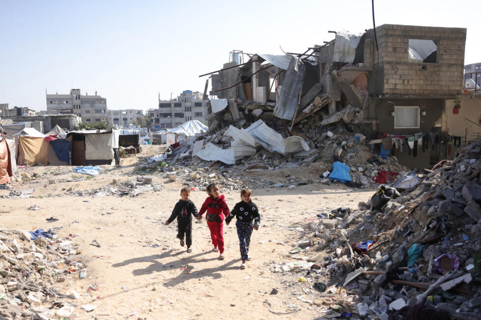 Niños palestinos juegan entre edificios en ruinas en Jabaliya, en la Franja de Gaza, el 17 de febrero de 2025