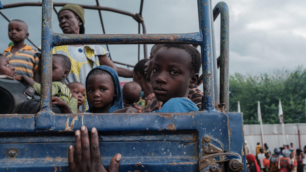 Refugiados congoleños, desplazados por la violencia en el este de la República Democrática del Congo, suben a un camión al llegar al campo de tránsito de refugiados de Gihanga, en Burundi, el 17 de febrero de 2025