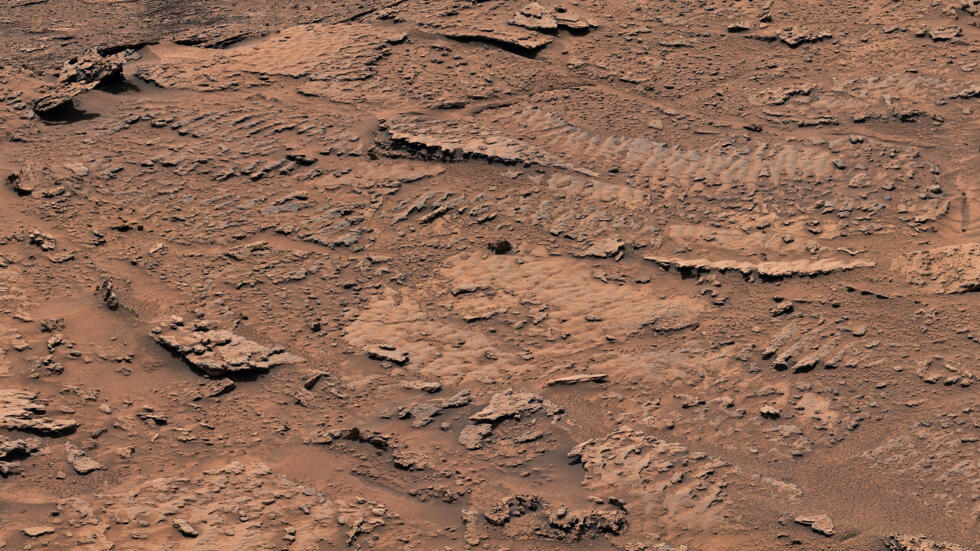 Imagen proporcionada por la NASA de la superficie de Marte obtenida por el explorador Curiosity el 8 de febrero de 2023