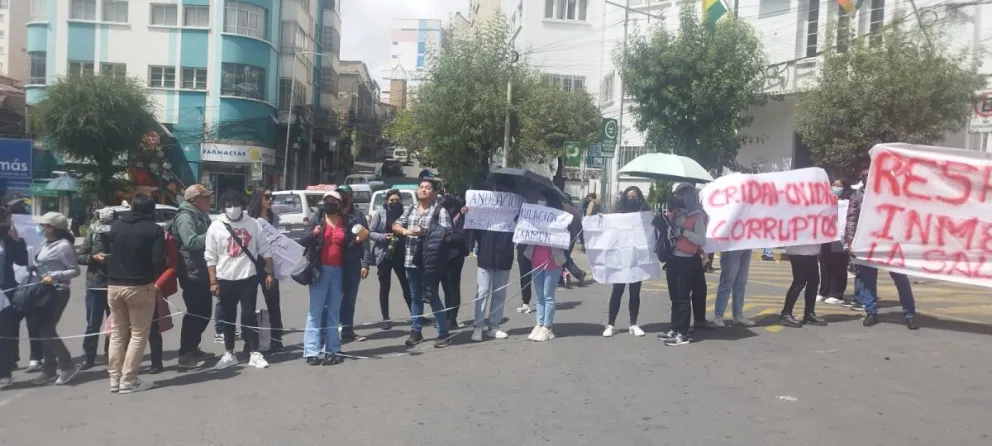 Los estudiantes en la protesta. FOTO: Anahí Cazas/Visión 360