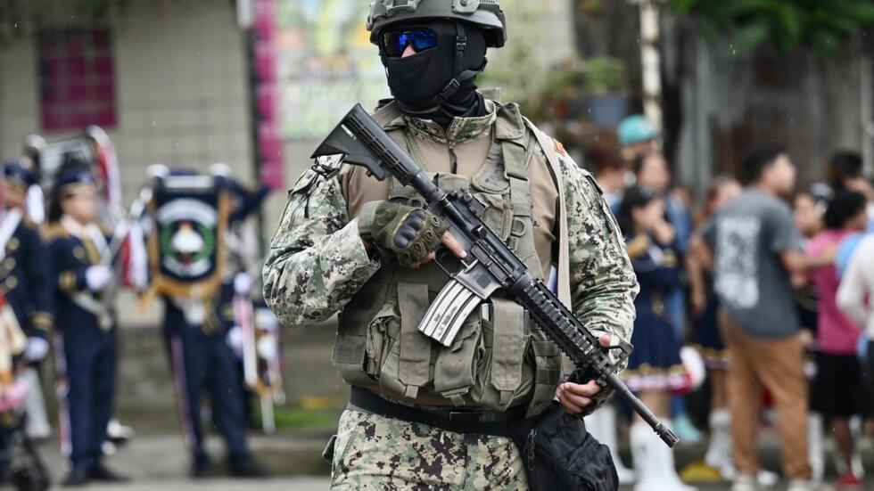 Un soldado monta guardia en Guayaquil el 17 de febrero de 2025, durante una visita del presidente ecuatoriano, Daniel Noboa, a la Feria de Servicios del Nuevo Ecuador