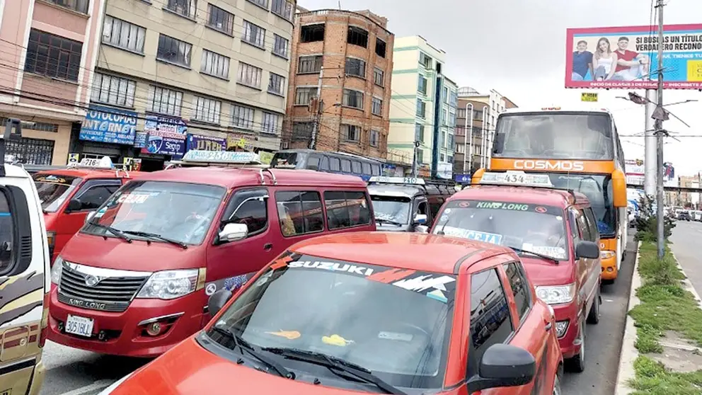 Imagen referencial de vehículos de transporte público en la ciudad de El Alto./ URGENTE.BO