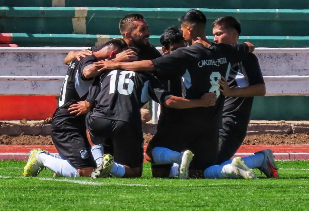 Jugadores de Nacional Potosí celebran el primer gol convertido por Santiago Echeverría. Foto: APG