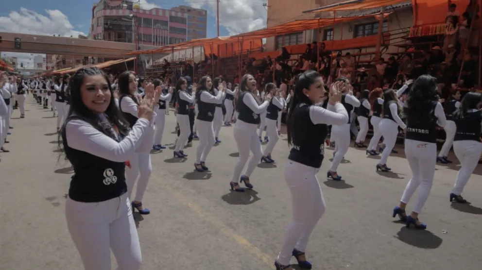 Bailarinas en el último convite de este domingo en Oruro. Foto: APG