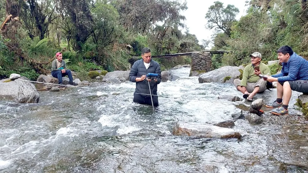 Técnicos durante la inspección a los afluentes, en Tiraque. / GOBERNACIÓN