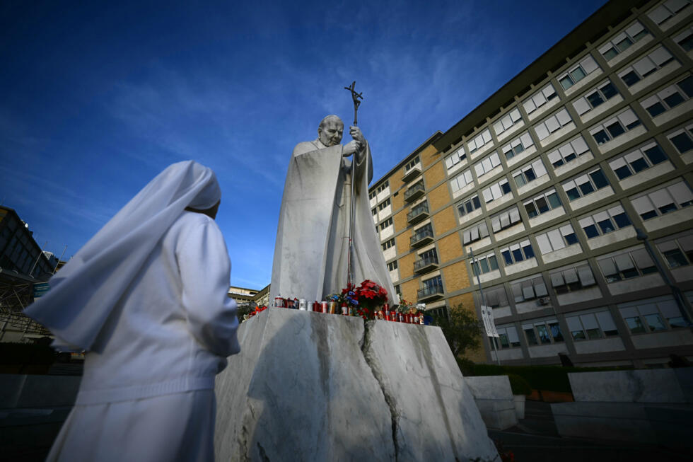 Una estatua del ex papa Juan Pablo II frente Gemelli, el hospital más grande de Roma