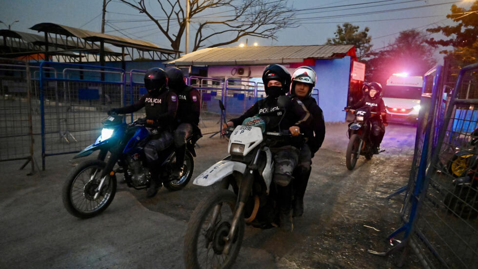 Varios policías abandonan en motocicletas la cércel de Guayas 1 tras unos incidentes provocados por reclusos, el 4 de diciembre de 2024 en la ciudad ecuatoriana de Guayaquil