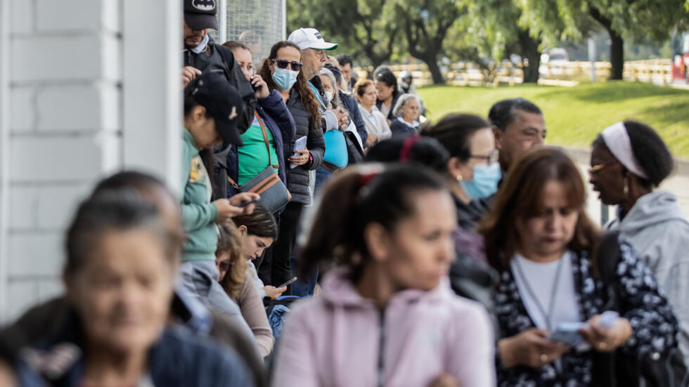 Varias personas esperan para reclamar medicamentos en un dispensario en Bogotá, el 18 de feberro de 2025. Una crisis mundial de escasez de fármacos se suma a un sistema de salud subfinanciado en Colombia